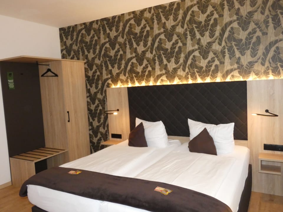 Double Room Single Use | Minibar, in-room safe, desk, soundproofing