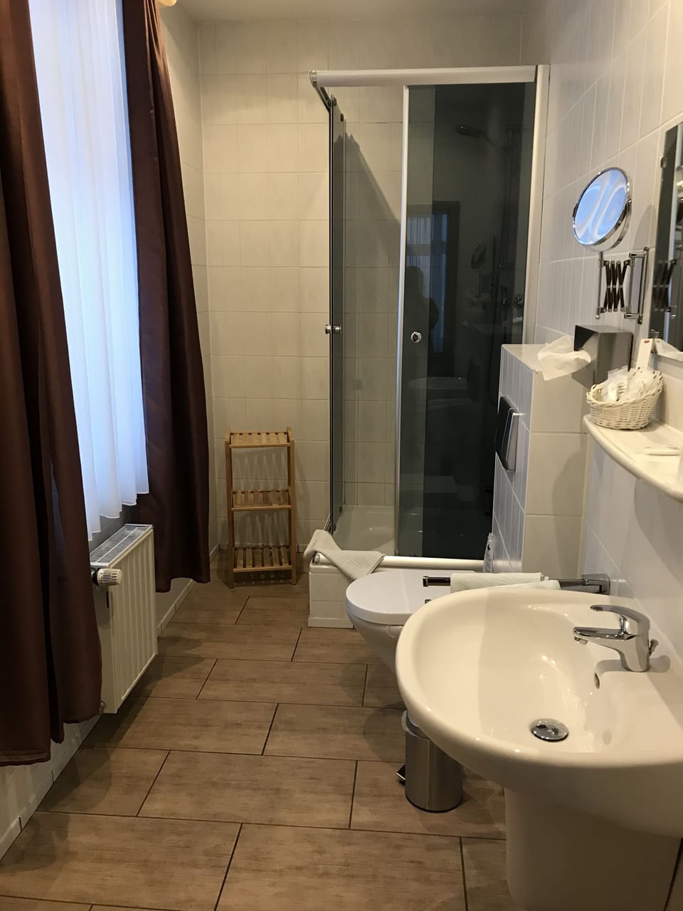 Family Room (4 beds) | Bathroom | Shower, free toiletries, hair dryer, towels