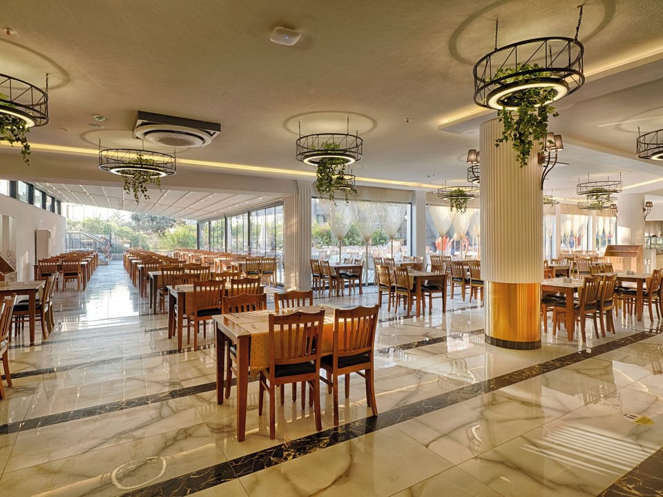 2 restaurants; breakfast, lunch, and dinner served