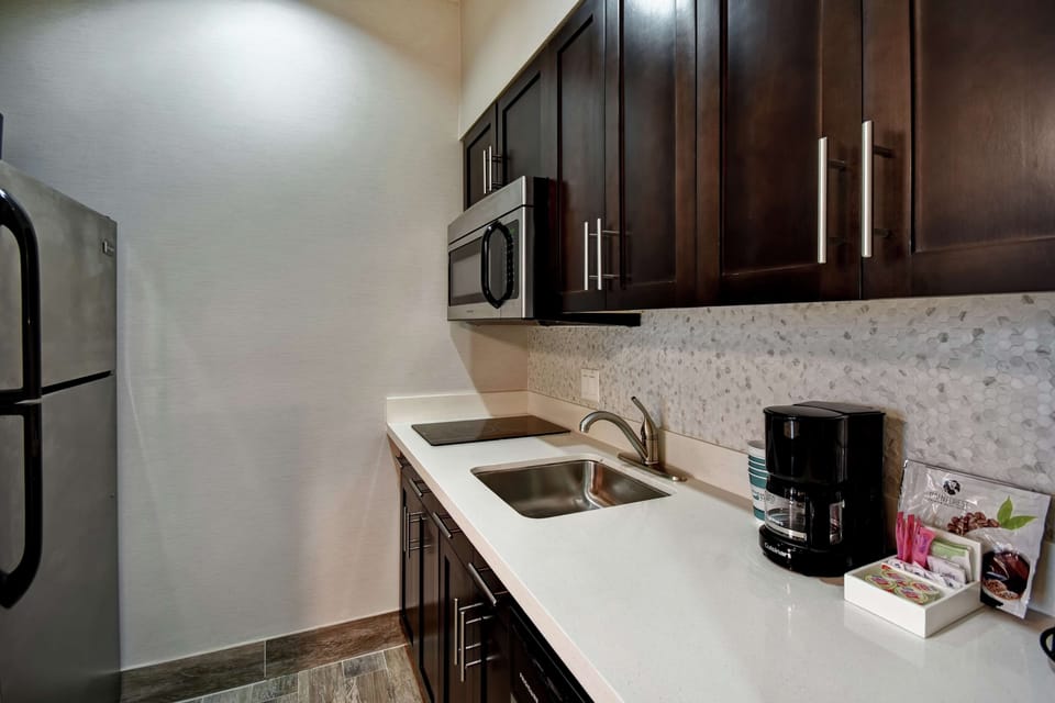 Full-size fridge, microwave, stovetop, dishwasher