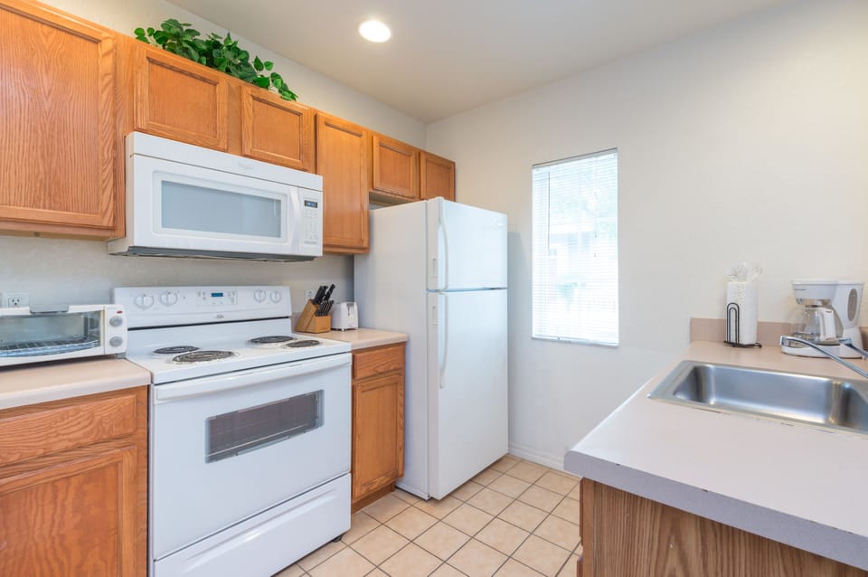 Classic Townhome, 4 Bedrooms | Private kitchen | Fridge, microwave, oven, stovetop