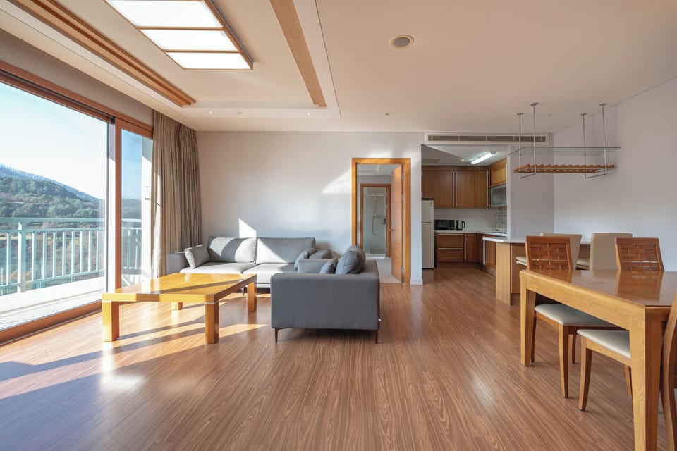 Deluxe Room (Cooking Not Allowed) | Living area | 30-inch flat-screen TV with cable channels, TV