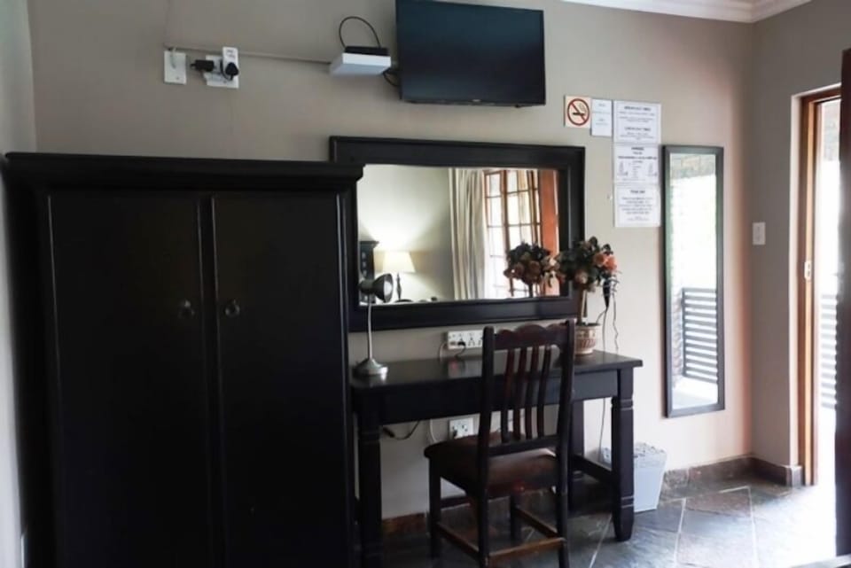 Double Room | Premium bedding, desk, laptop workspace, WiFi (free)