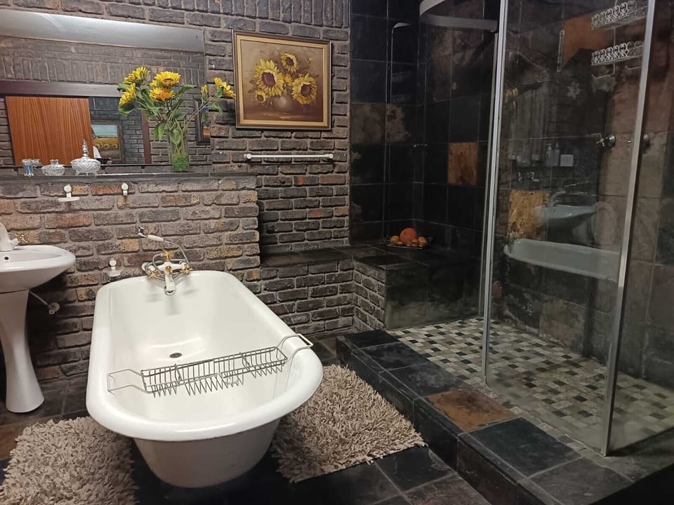 Double Room | Bathroom | Free toiletries, hair dryer, towels