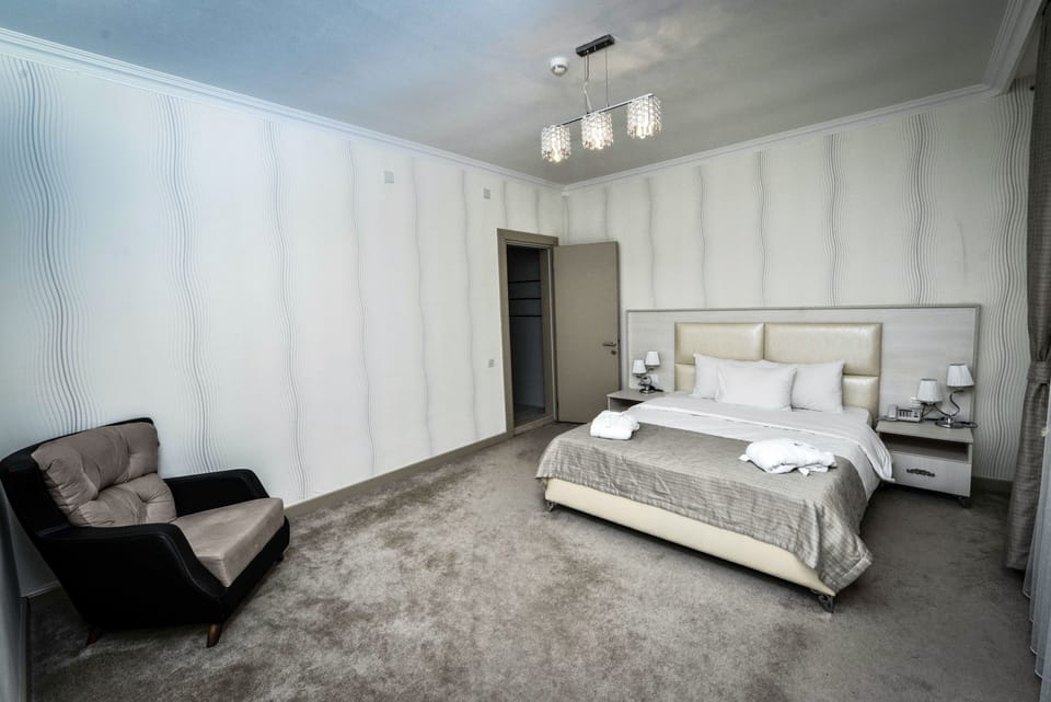 Premium bedding, in-room safe, soundproofing
