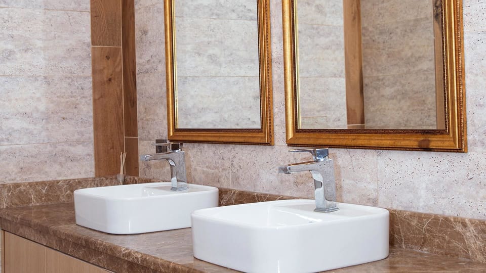 Standard Room, City View | Bathroom sink