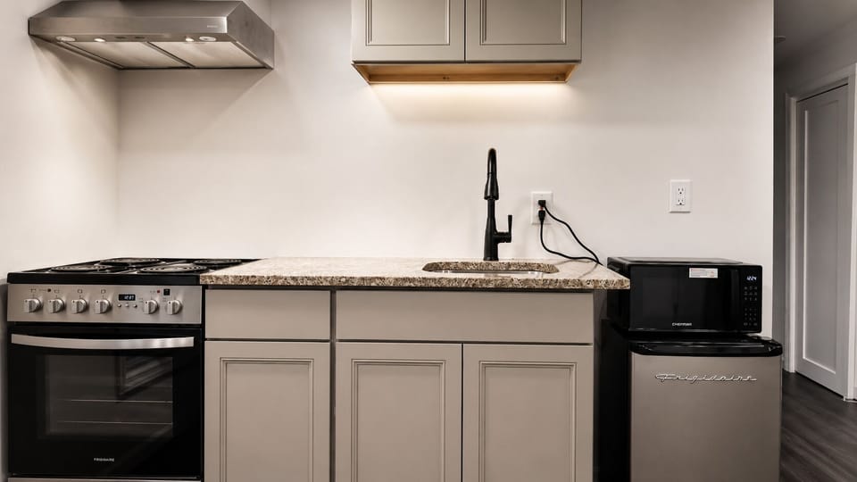 Suite Room | Private kitchen | Fridge, microwave