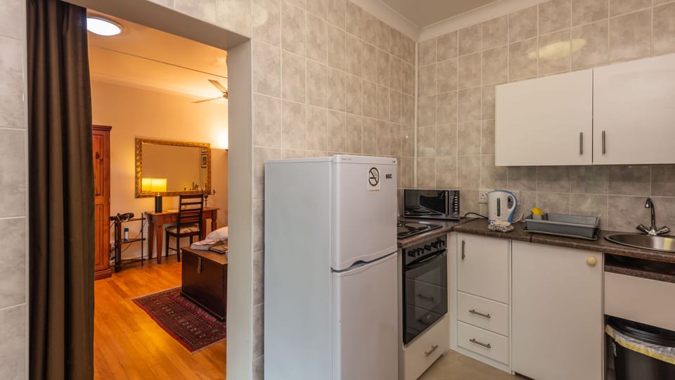 Comfort Studio, 1 Bedroom (Unit Three) | Private kitchen | Fridge, microwave, oven, stovetop