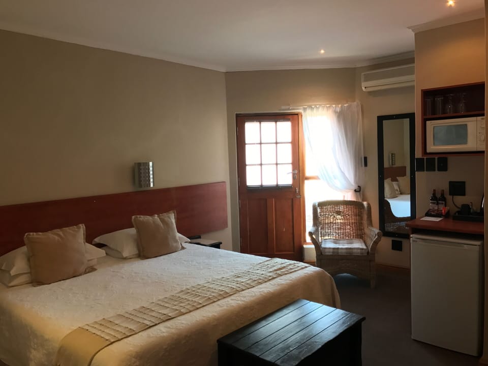 Twin Room | Minibar, in-room safe, desk, soundproofing