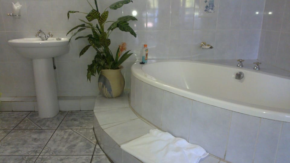 Family Room | Bathroom | Towels, soap, shampoo, toilet paper
