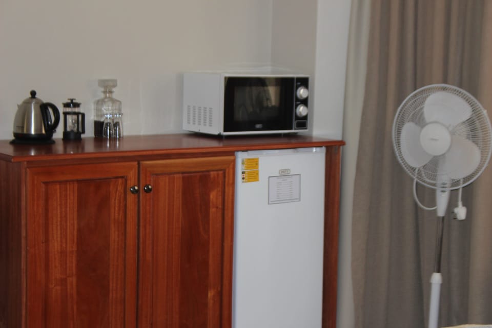Basic Room, 1 Bedroom (Queen Room) | Private kitchenette | Fridge, microwave