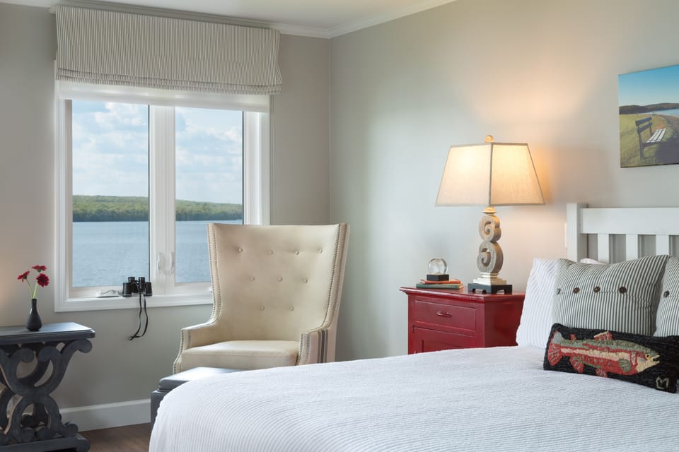 Deluxe Room, 1 King Bed | Hypo-allergenic bedding, down comforters, blackout drapes