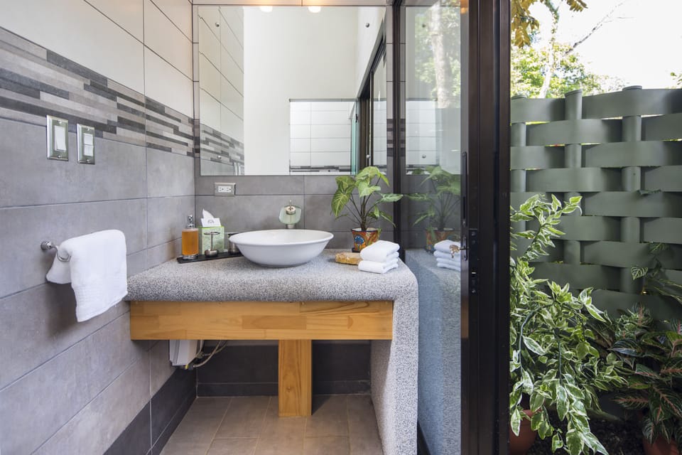 Standard Bungalow, 1 King Bed, Mountain View (Maleku) | Bathroom sink