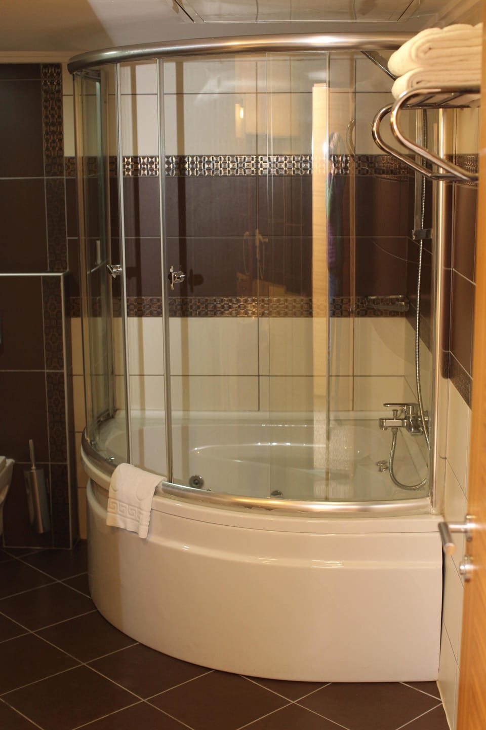 Suite | Bathroom | Shower, free toiletries, hair dryer, bathrobes