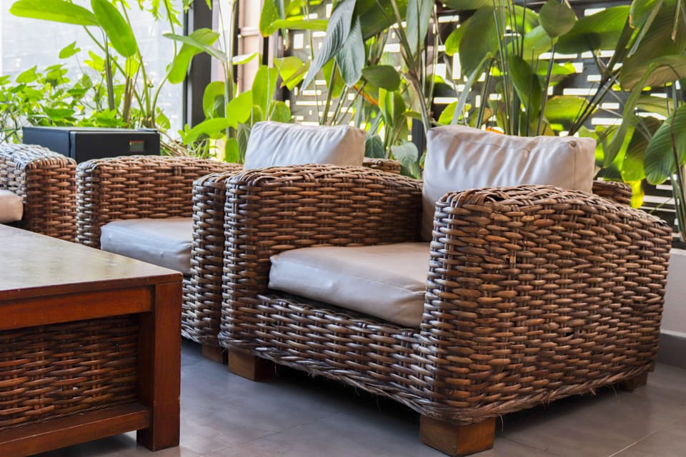 Deluxe Double Room, Hot Tub | Living area | 40-inch flat-screen TV with cable channels