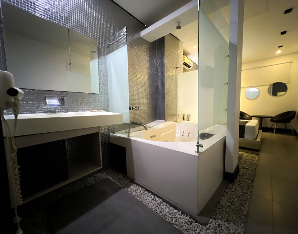 Superior Double Room, Hot Tub | Bathroom | Free toiletries, hair dryer, towels, soap