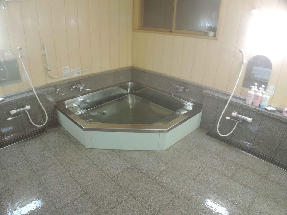 Separate tub and shower, free toiletries, towels