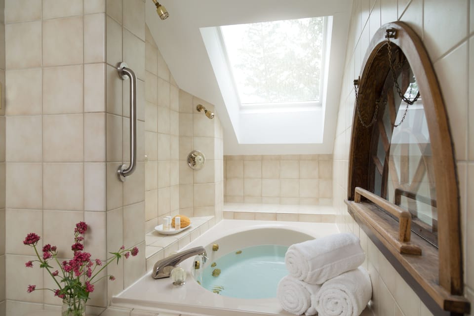 Room #9 Treetop Suite | Bathroom | Jetted tub, free toiletries, hair dryer, bathrobes