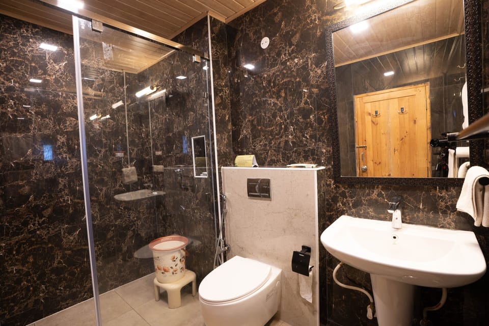 Romantic Cottage | Bathroom | Shower, rainfall showerhead, free toiletries, hair dryer