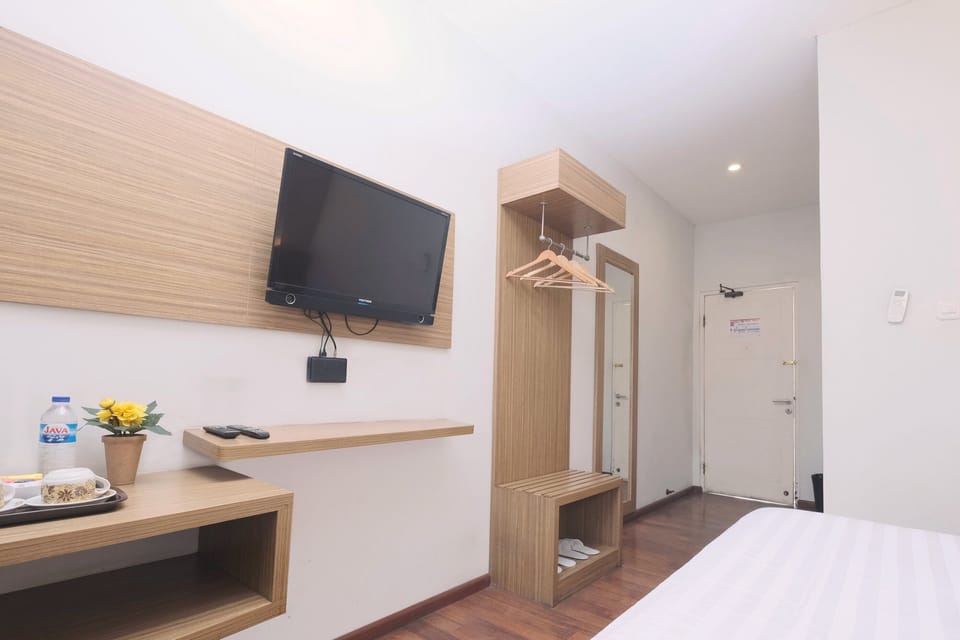 Deluxe Room | Desk, free WiFi
