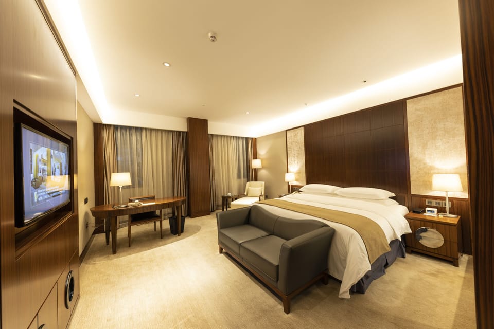 Business Room, 1 King Bed | Minibar, in-room safe, desk, blackout drapes