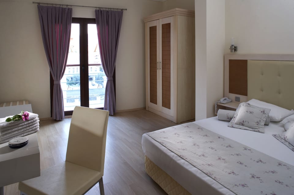 1 bedroom, minibar, desk, bed sheets