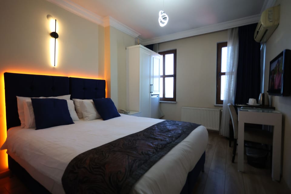 Deluxe Double or Twin Room | Minibar, in-room safe, desk, laptop workspace