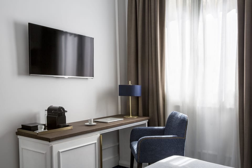 Design Double or Twin Room | Minibar, in-room safe, desk, soundproofing