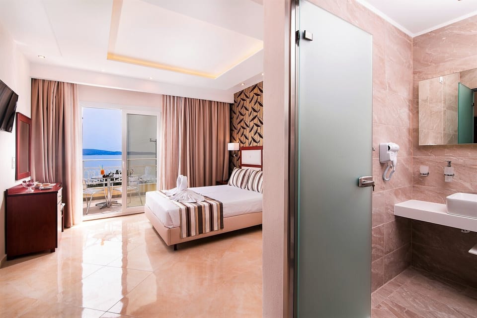 Deluxe Double Room, Sea View | In-room safe, soundproofing, iron/ironing board, free WiFi