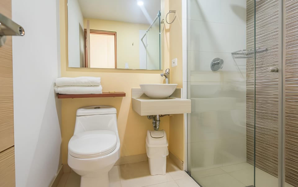 Shower, rainfall showerhead, free toiletries, towels