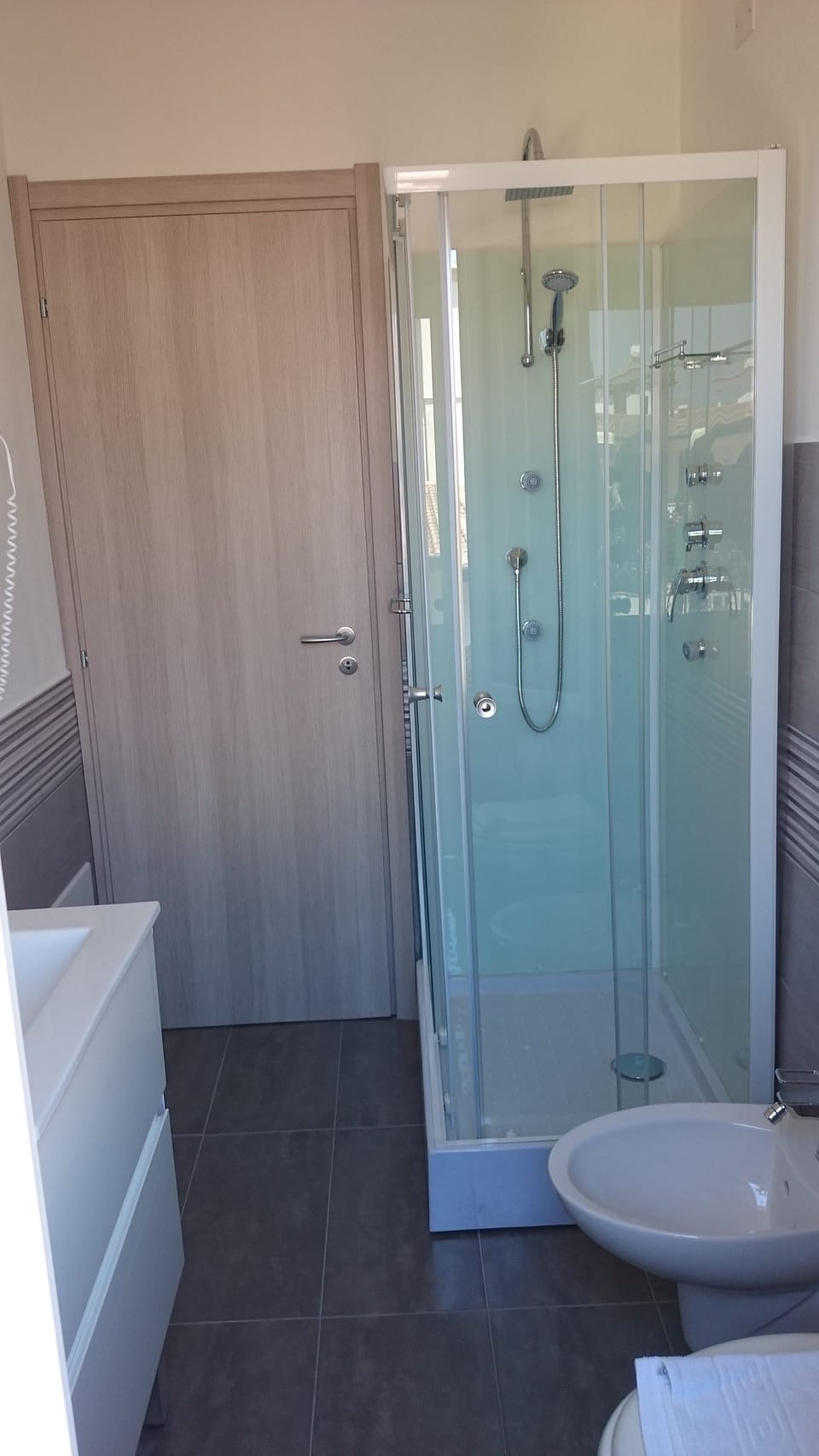 Shower, hydromassage showerhead, free toiletries, hair dryer