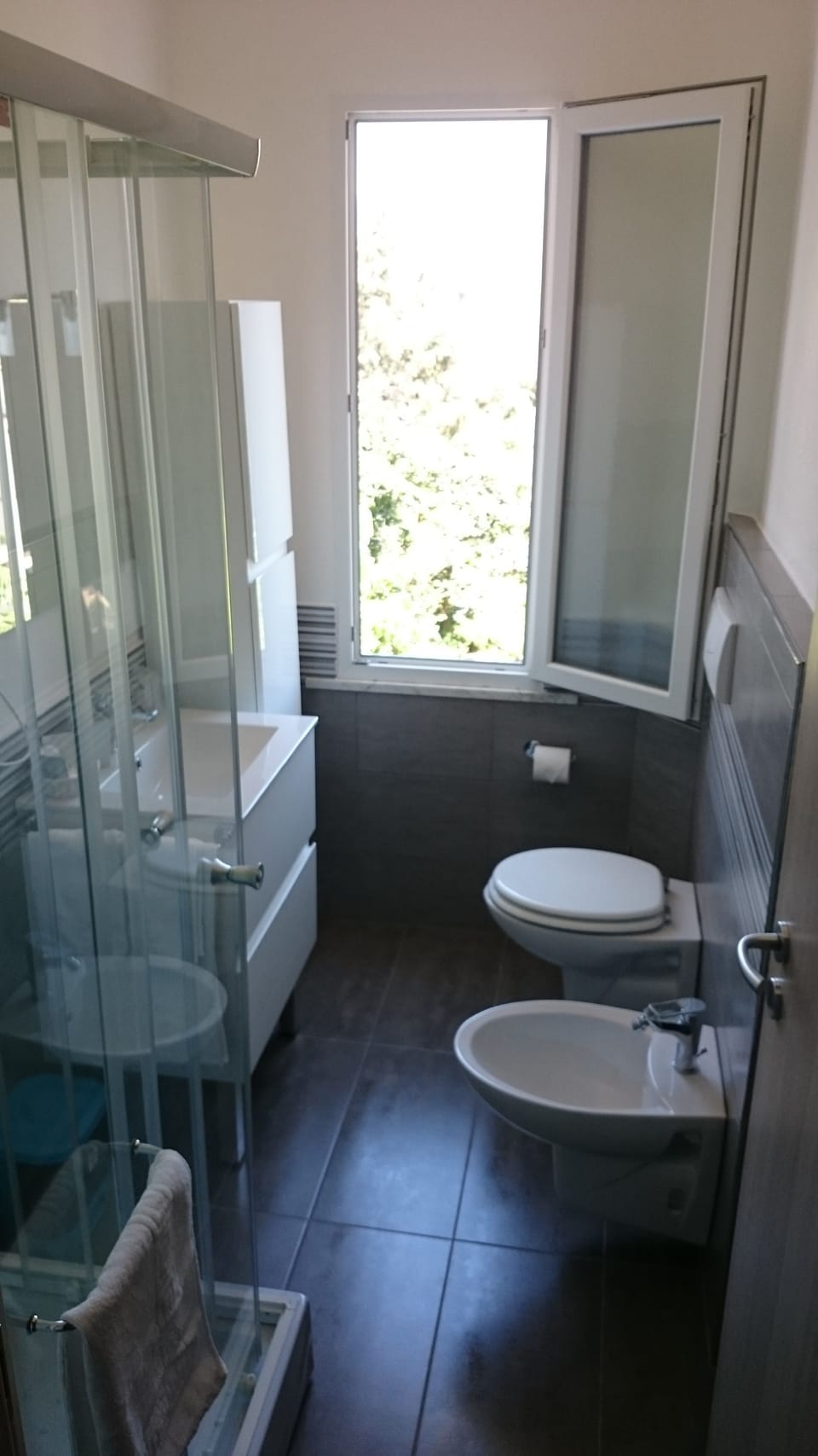 Shower, hydromassage showerhead, free toiletries, hair dryer