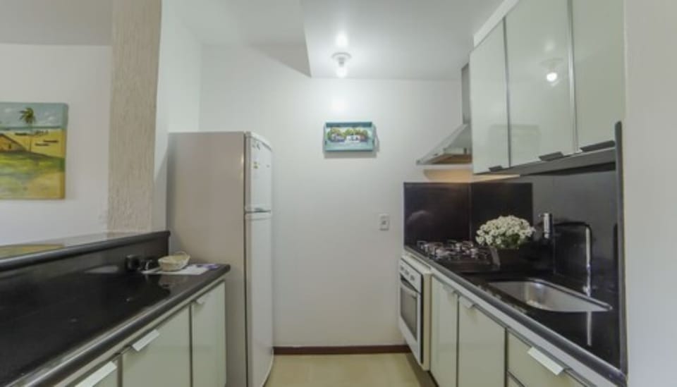 Apartamento Master Casal | Minibar, in-room safe, blackout drapes, bed sheets