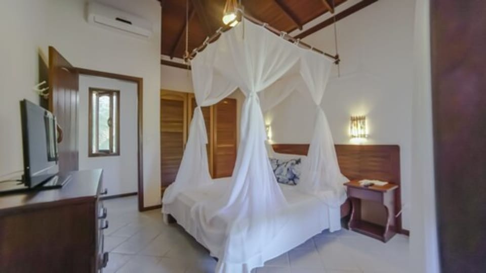 Apartamento Master Casal | Minibar, in-room safe, blackout drapes, bed sheets