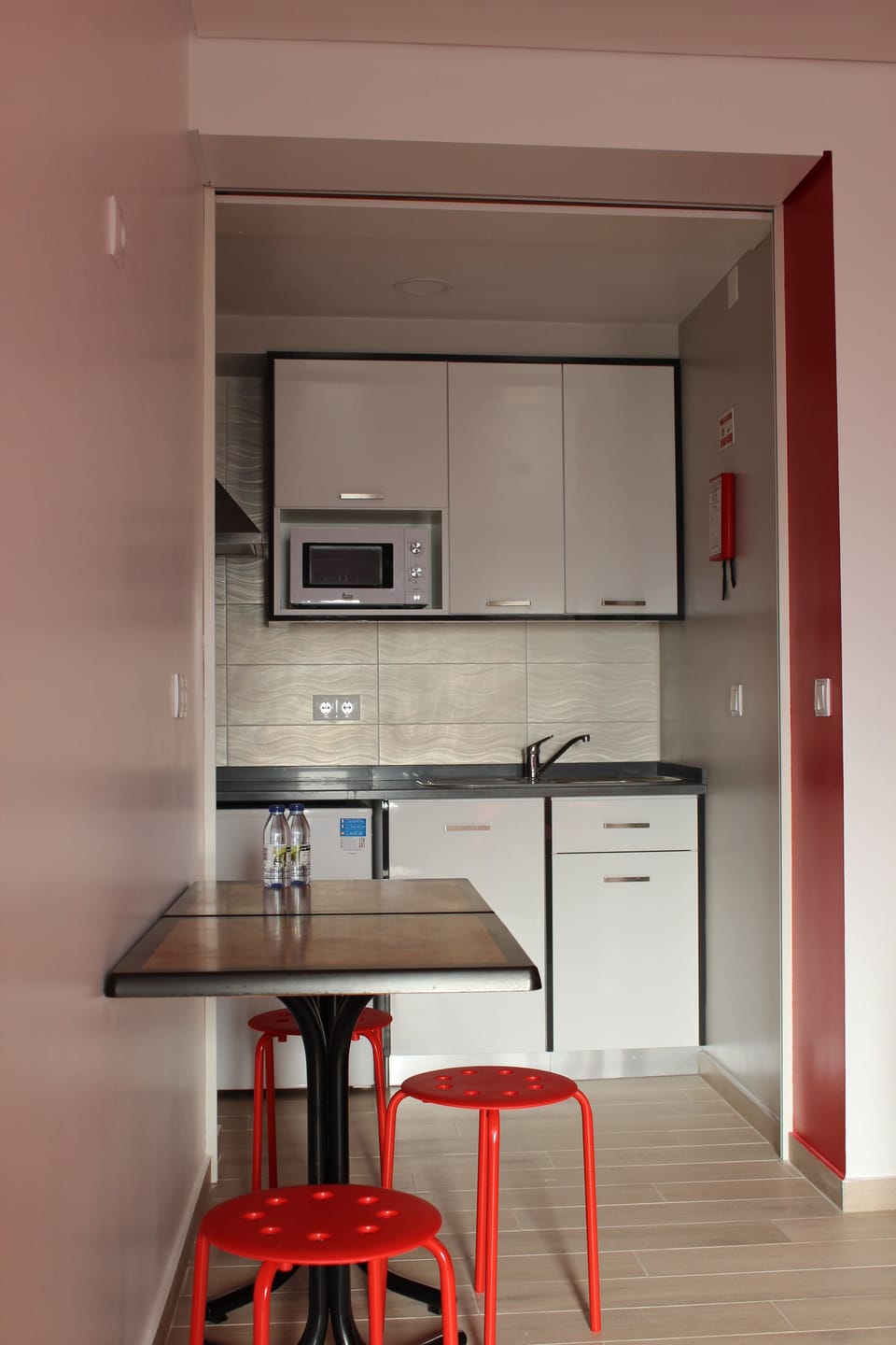 Studio, Kitchenette (4 people) | Private kitchenette | Fridge, microwave, stovetop, electric kettle