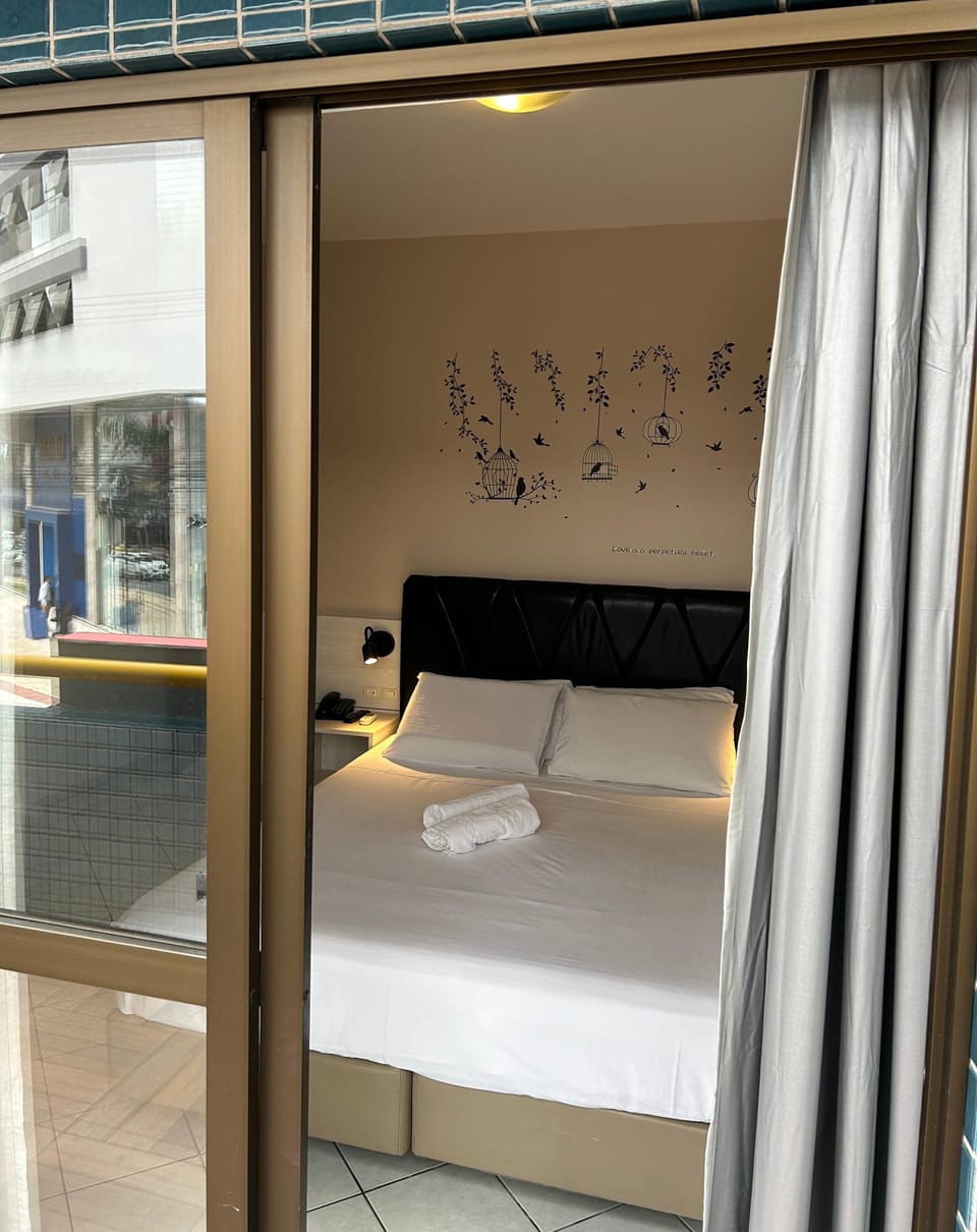 Comfort Room (cama queen size) | Minibar, desk, blackout drapes, free WiFi