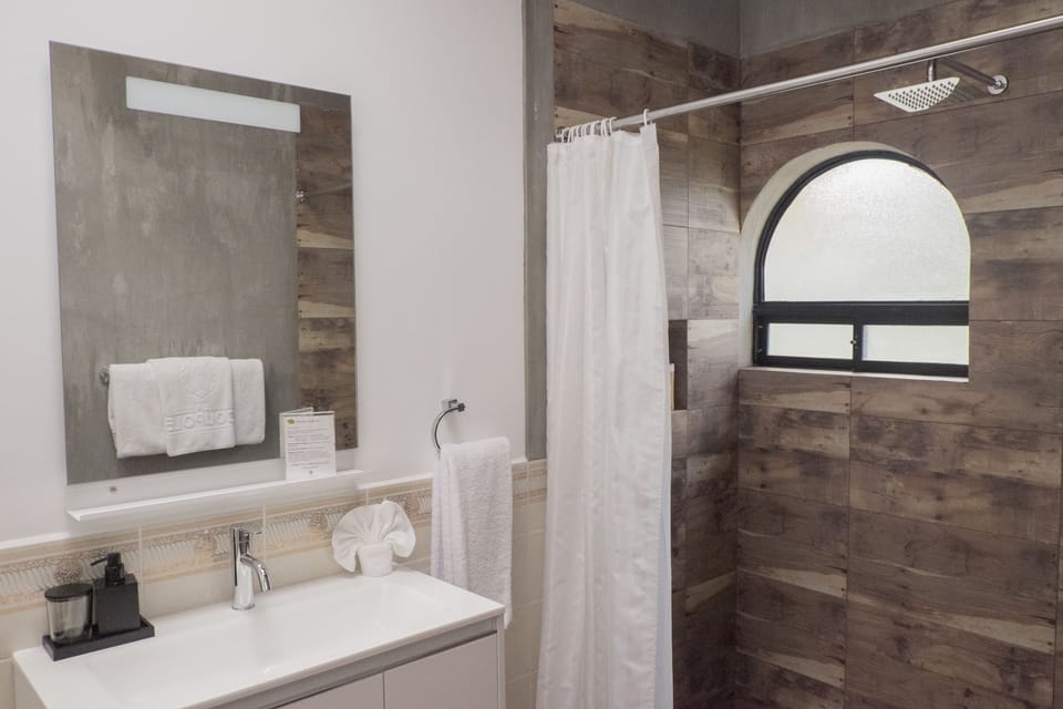 Twin Room | Bathroom | Deep soaking tub, rainfall showerhead, free toiletries, hair dryer