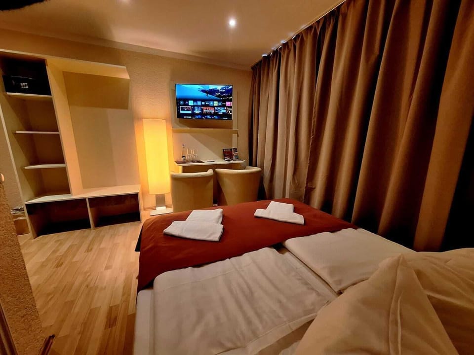 Double or Twin Room | Hypo-allergenic bedding, down comforters, pillowtop beds, in-room safe