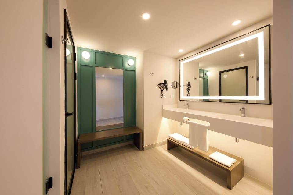 Separate tub and shower, free toiletries, hair dryer, towels