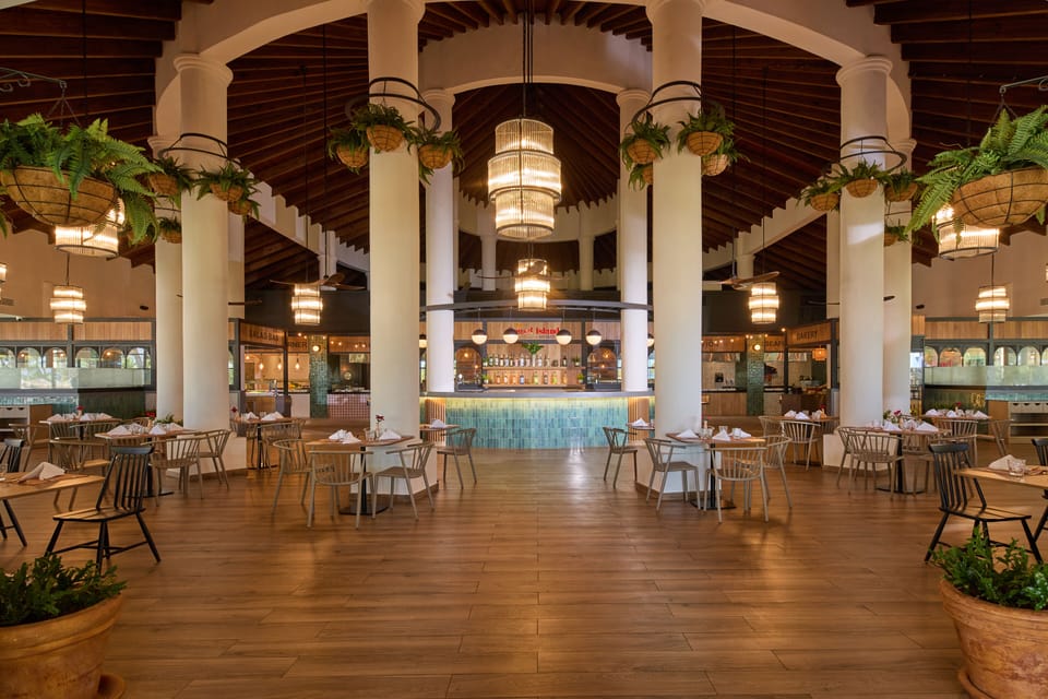 8 restaurants; breakfast, lunch, and dinner served