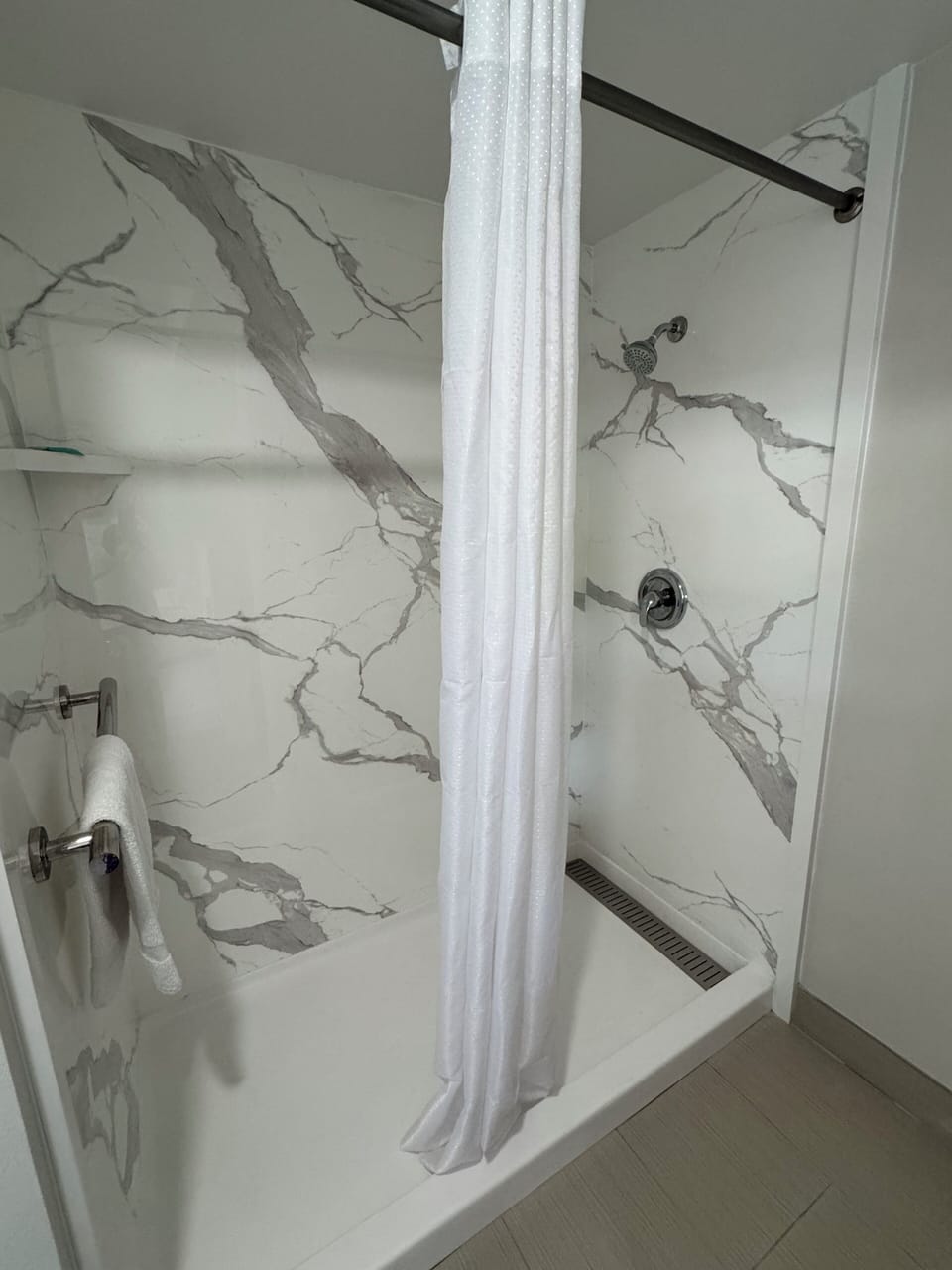 Combined shower/tub, towels