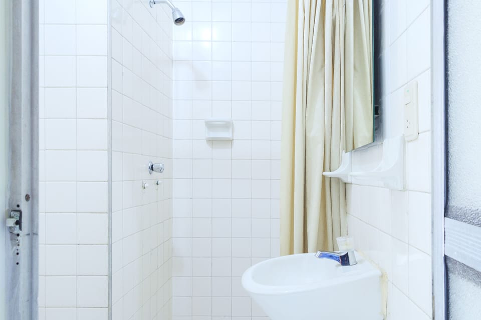 Standard Twin Room | Bathroom | Shower, free toiletries, towels