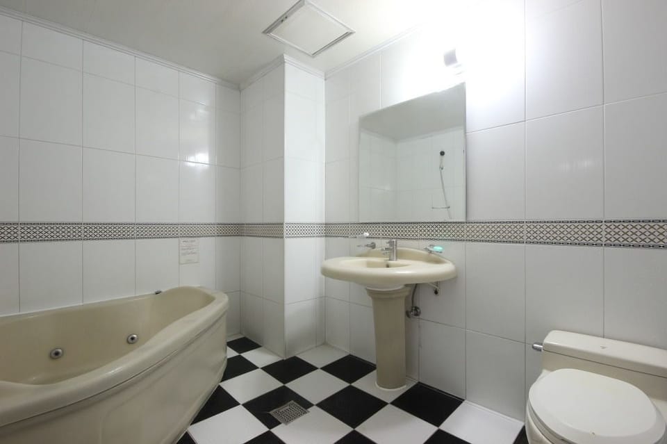 Premium Room | Bathroom | Separate tub and shower, free toiletries, hair dryer, bathrobes