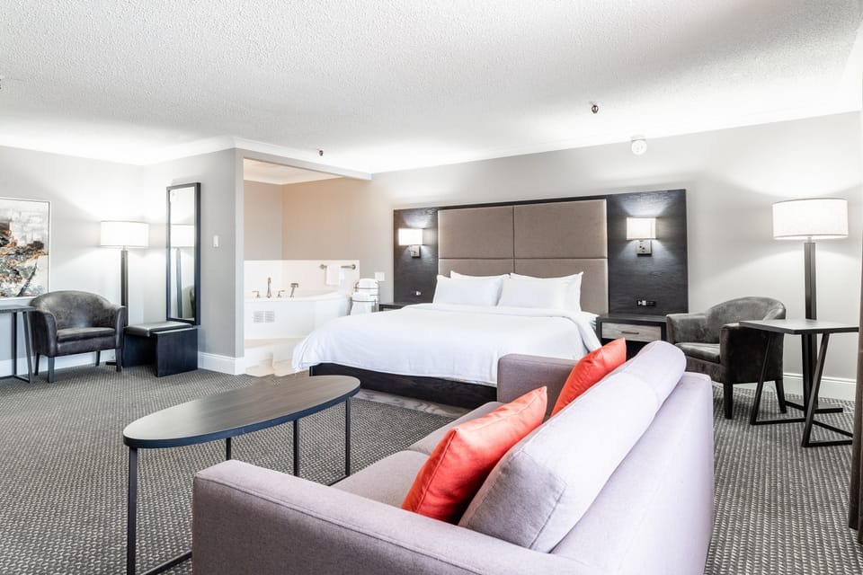Junior Suite, 1 King Bed, Jetted Tub | Premium bedding, pillowtop beds, in-room safe, desk