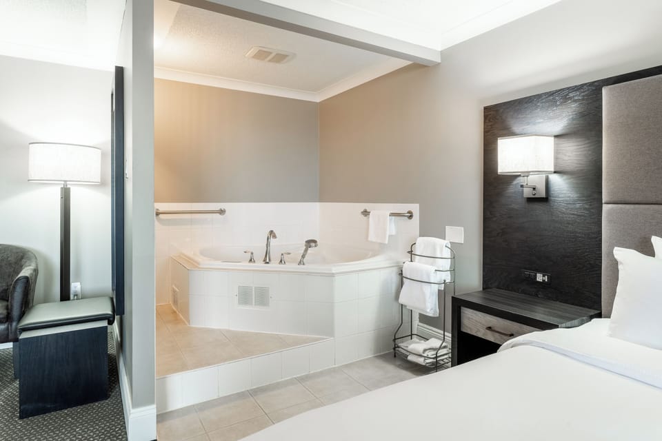 Junior Suite, 1 King Bed, Jetted Tub | Premium bedding, pillowtop beds, in-room safe, desk