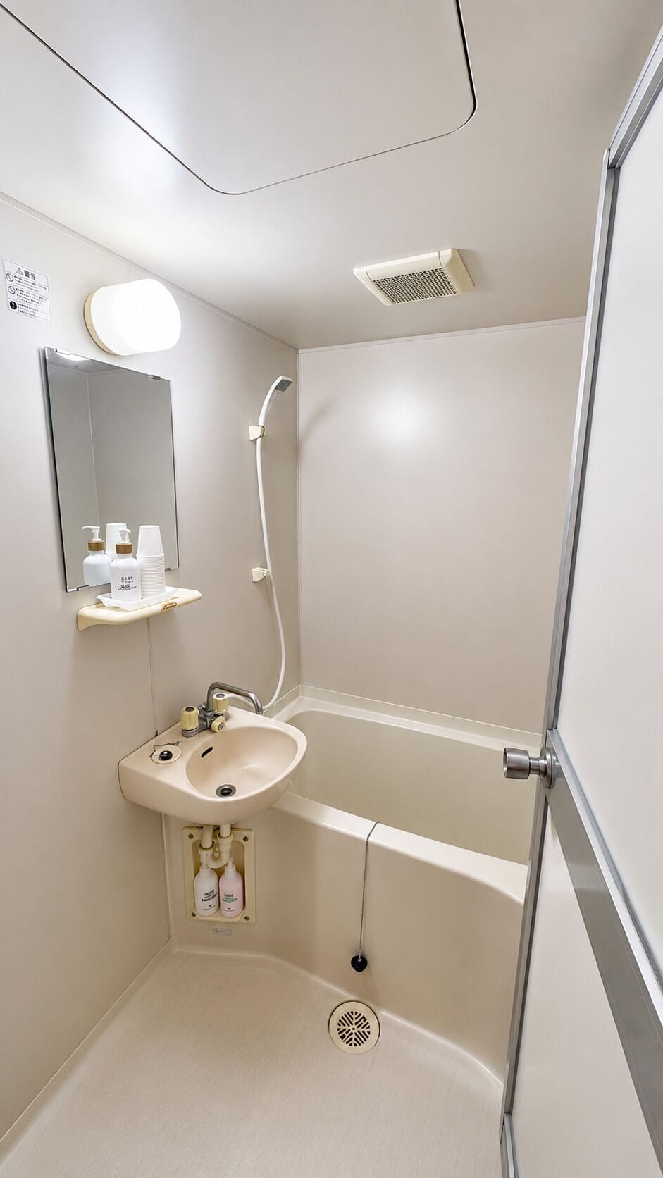 Japanese Room (10 tatami mats) | Bathroom | Separate tub and shower, free toiletries, hair dryer, slippers