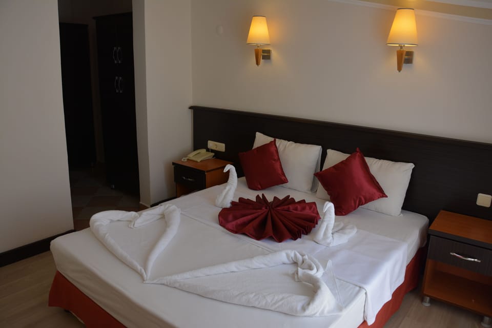 Family Suite | Minibar, in-room safe, desk, soundproofing