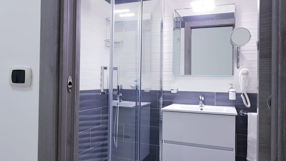 Deluxe Triple Room | Bathroom | Shower, hydromassage showerhead, free toiletries, hair dryer