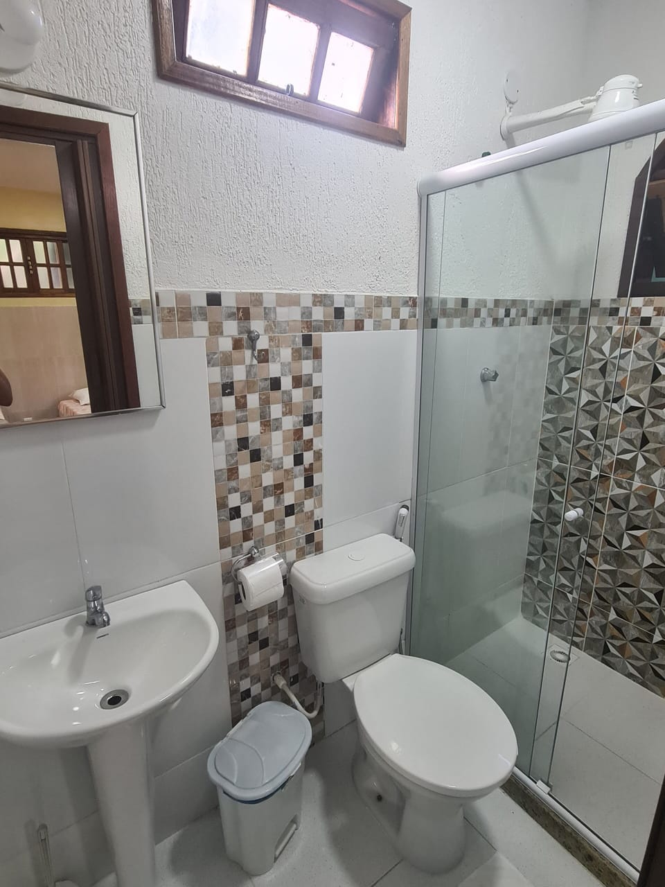 Standard Quadruple Room | Bathroom | Shower, towels