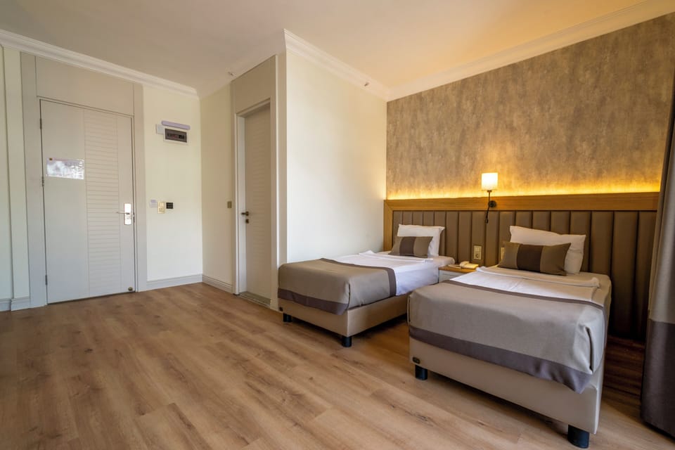 Twin Room, 2 Twin Beds, Non Smoking, City View | Minibar, in-room safe, blackout drapes, soundproofing